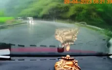 Đường trơn trượt, xe ô tô mất lái, xoay tròn ngay khúc cua