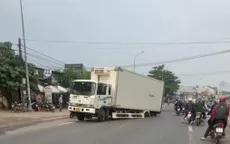 Xe tải đang chạy trên đường bất ngờ… ''rụng'' 2 bánh