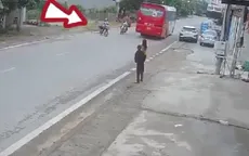 Xe đạp điện cắt ngang đường khiến người đi xe máy ngã sõng soài