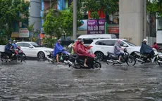 Hà Nội ngập úng nhiều tuyến phố vì mưa lớn sau chuỗi ngày nắng nóng