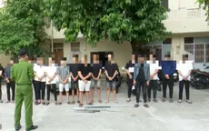 Hơn 30 thanh thiếu niên dùng bom xăng, hung khí "hỗn chiến" trên đường phố