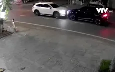 Ô tô đâm trực diện xe ngược chiều vì tài xế mải sử dụng điện thoại