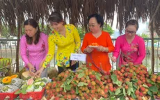Người dân TP Hồ Chí Minh háo hức đi chợ trái cây "Trên bến dưới thuyền"