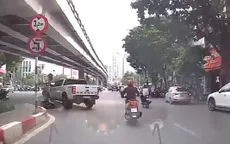 Ô tô chuyển hướng bất cẩn cán trúng người đi xe máy