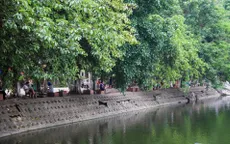 Hà Nội: Bờ kè hồ Xã Đàn xuống cấp, tiềm ẩn nhiều nguy hiểm