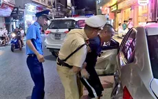 Lái xe taxi "dù" bỏ trốn, nằm ra đường "ăn vạ" gây rối trật tự công cộng