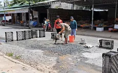 Tiền Giang: 2 nam thanh niên phơi nắng vá đường để tránh tai nạn