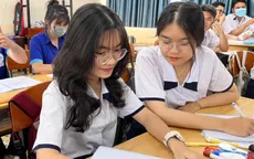 Thí sinh tranh thủ ôn bài trước ngày thi tốt nghiệp THPT 2023