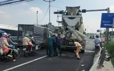 Xe bồn tông 4 xe máy đang chờ đèn đỏ, 3 người nhập viện cấp cứu