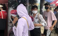 Kỳ thi tốt nghiệp THPT 2023: Phụ huynh lo lắng chờ thí sinh, mong con có tâm lý thoải mái làm bài