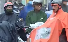 Phụ huynh “đội mưa, đội nắng” đưa đón con đi thi