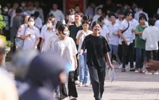 Đình chỉ thi 2 thí sinh chụp ảnh đề thi gửi qua mạng trong môn thi Ngữ Văn và Toán