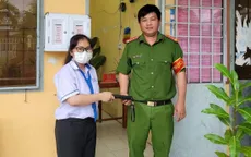 Trên đường đi thi về, thí sinh nhặt được ví tiền liền trả lại cho người mất