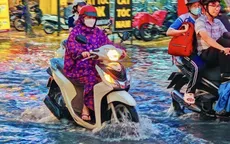 TP Hồ Chí Minh: Nhiều tuyến đường ngập nặng sau mưa lớn, ách tắc kéo dài hàng km