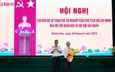 Chiến sĩ 101 Vùng 4 Hải quân lắng nghe những câu chuyện về Bác Hồ
