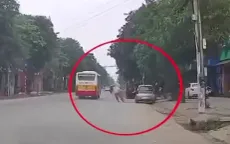 Tài xế mở cửa xe bất cẩn khiến người đi xe đạp ngã xuống đường