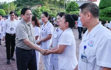 Thủ tướng Phạm Minh Chính dâng hương tại Nhà tưởng niệm Chủ tịch Hồ Chí Minh và thăm BVĐK tỉnh Bắc Kạn