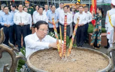 Trưởng Ban Nội chính Trung ương thăm, tặng quà các gia đình chính sách huyện Côn Đảo