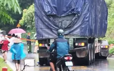 Xe máy va chạm xe đầu kéo làm 2 người tử vong