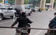 Va chạm do xe máy chở thanh sắt dài hàng mét chắn ngang đường