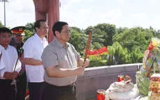 Thủ tướng viếng nghĩa trang liệt sĩ, thăm gia đình chính sách tại Thừa Thiên Huế và Quảng Trị