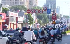 Người dân vô tư đi vào đường có biển cấm gây ùn tắc