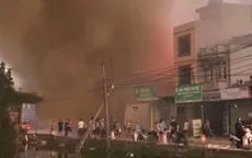 Xưởng mây tre đan ở Hà Nội cháy lớn trong đêm