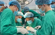 Ca đại phẫu cứu em bé H'mông bị dị tật không có hậu môn và những khoảnh khắc khó quên