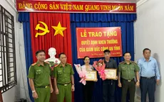 Người phụ nữ bám đuổi theo tên cướp được khen thưởng