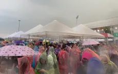 Hàng dài khán giả đội mưa lớn chờ vào xem concert BLACKPINK