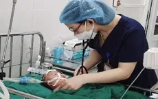 Bác sĩ thuyết phục gia đình cho mổ cứu bé sơ sinh bị xuất huyết não nguy kịch