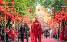 Họa tiết lá tre, hoa sen và đèn lồng thăng hoa trong show diễn Phương Đông rực rỡ