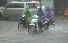 Hà Nội mưa lớn, nhiều tuyến phố ngập nước