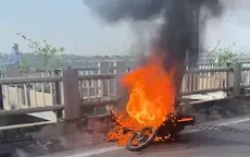 Xe máy cháy trơ khung trên cầu Vĩnh Tuy gây ùn tắc