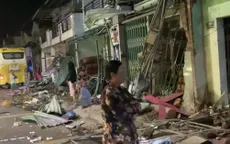 Xe khách giường nằm tông 9 nhà dân ven đường