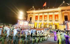 Xúc động màn trình diễn "Tiến quân ca" của 300 nghệ sĩ, diễn viên
