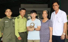 Một học sinh bắt được tê tê quý hiếm và bàn giao cho Hạt Kiểm lâm