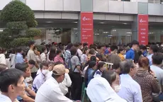 Hàng nghìn tân sinh viên, phụ huynh xếp hàng từ sáng sớm chờ nhập học