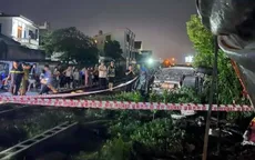 Băng qua đường, ô tô chở 9 người bị tàu hoả hất văng
