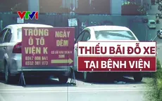 Thiếu bãi đỗ xe tại bệnh viện, người dân loay hoay tìm chỗ đỗ với giá "trên trời"