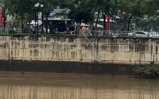 Ô tô mất lái, rơi xuống sông Đồng Nai