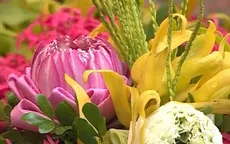 Đĩa hoa truyền thống hút khách dịp Rằm tháng 7