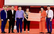 Một khách hàng tại Vĩnh Phúc nhận chi trả bảo hiểm 10 tỷ đồng