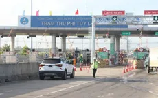 Mâu thuẫn trên cao tốc, tài xế ném đá vỡ kính ô tô khác