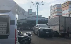 Cách chức Phó Giám đốc Trung tâm văn hóa ném chất bẩn vào cửa hàng quần áo