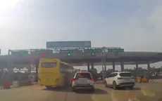 Xe khách chen ngang, chèn ép xe khác để vào làn thu phí trước