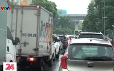 Hà Nội: Giao thông ùn ứ nhiều nơi sau cơn mưa kéo dài từ sáng sớm
