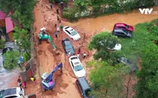 Hà Nội: Nhiều ô tô bị mắc kẹt do đất đá trên núi tràn xuống được ''giải cứu''