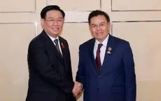 Chủ tịch Quốc hội Vương Đình Huệ gặp Chủ tịch Quốc hội Lào