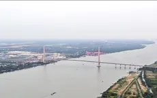 Nam phóng viên cứu người phụ nữ chở theo con nhỏ định nhảy cầu Cần Thơ